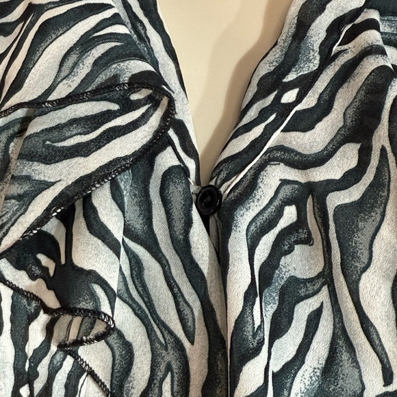 Apostrophe Petite Animal Print Ruffled Button Down Gray Tones S/CH (6-8) - Picture 4 of 7